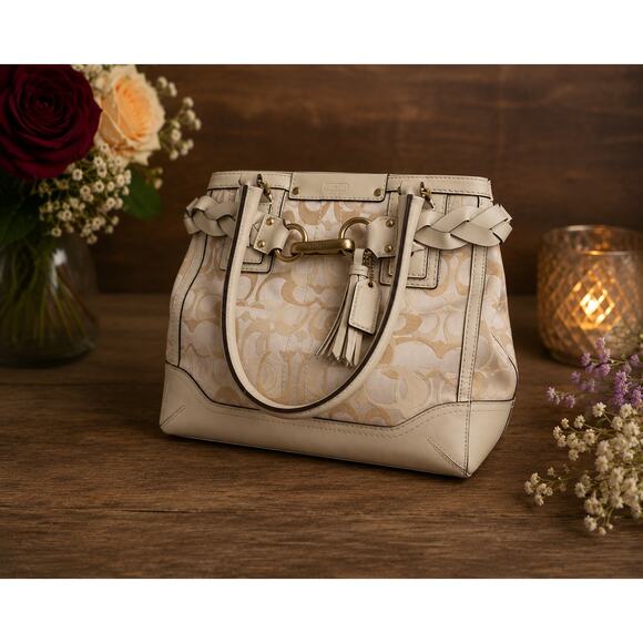 Coach Handbags - Vintage Coack Hampton handbag in beautiful Ivory